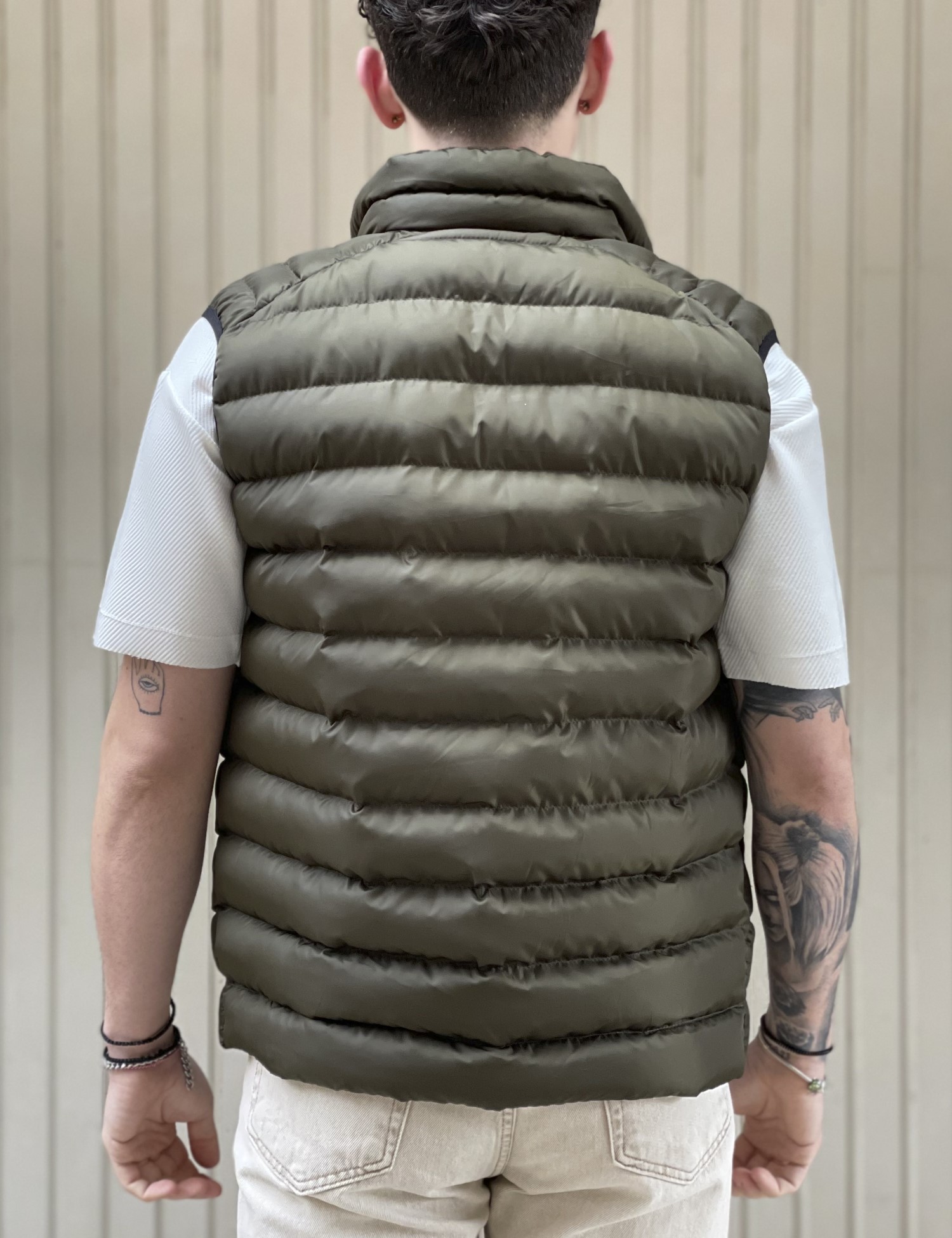 Ανδρικό χακί καπιτονέ αμάνικο μπουφάν με αποσπώμενη κουκούλα 3408X φωτογραφία